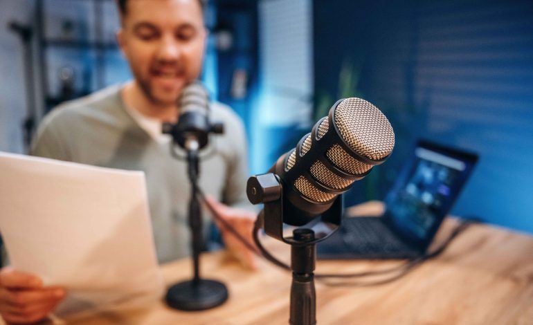 Dynamic vs Condenser Mics for Podcasts: