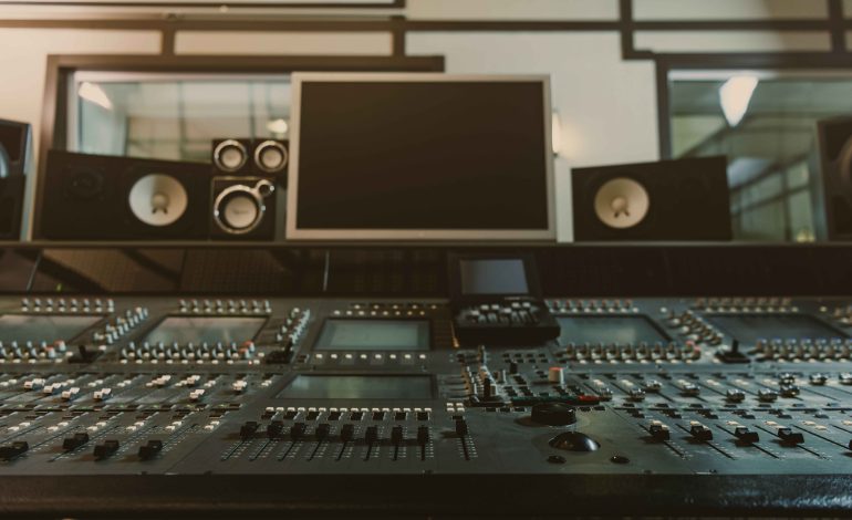 Home Studio vs Professional Studio Recording: