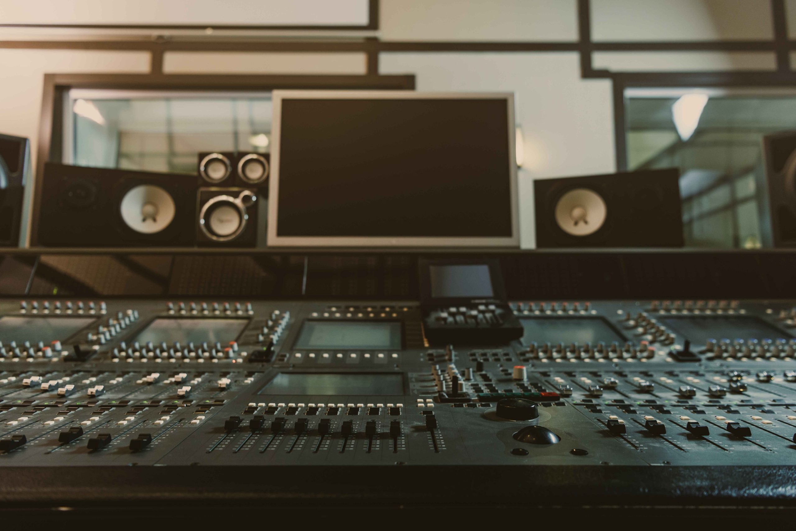 Home Studio vs Professional Studio Recording: